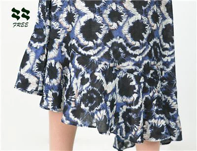 Asymmetrical hem with ruffled decoration